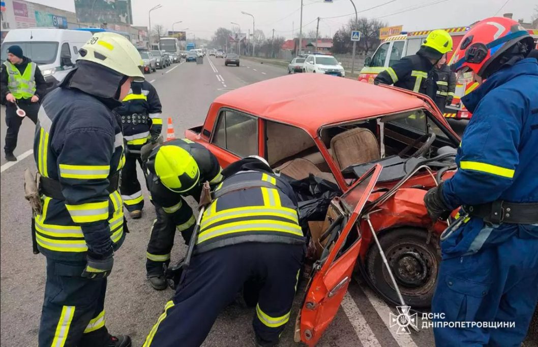 На Дніпропетровщині рятувальники деблокували тіло з легковика