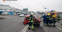 На Дніпропетровщині рятувальники деблокували тіло з легковика