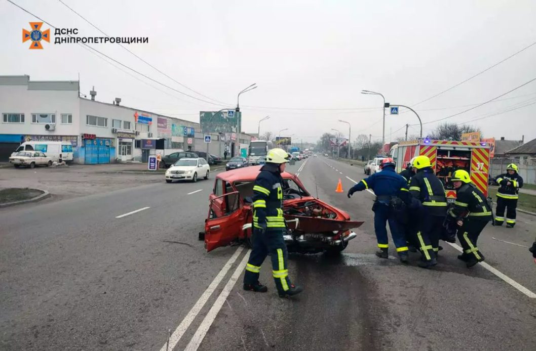 На Дніпропетровщині рятувальники деблокували тіло з легковика