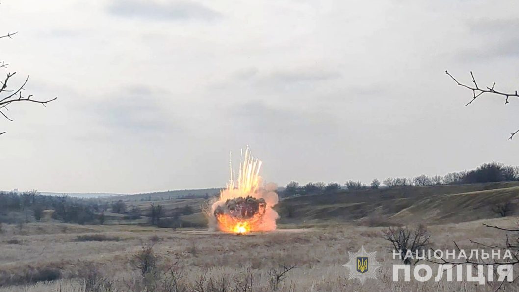На Дніпропетровщині в полі виявили бойові частини «шахедів» та ворожої ракети