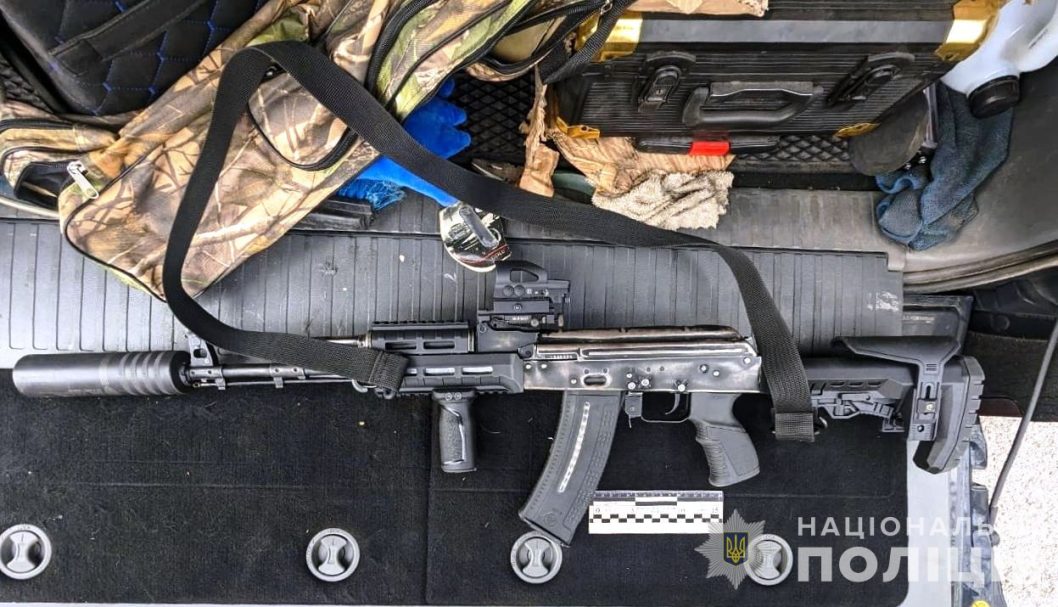 У середмісті Дніпра чоловік з автоматом порушував правила ПДР на елітному позашляховику - рис. 2