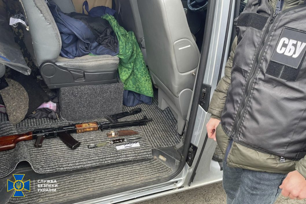 На Дніпропетровщині затримали місцевого жителя, який намагався продати ручний кулемет
