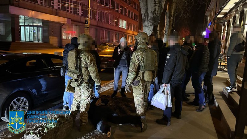 У Дніпрі чоловік вимагав сплатити неіснуючий борг та погрожував розправою