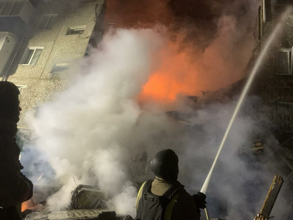 У Сумах росіяни влучили у житловий п'ятиповерховий будинок дроном-камікадзе