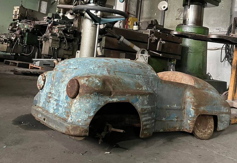 В Музеї «Машини часу» у Дніпрі реставрують рідкісний дитячий автомобіль