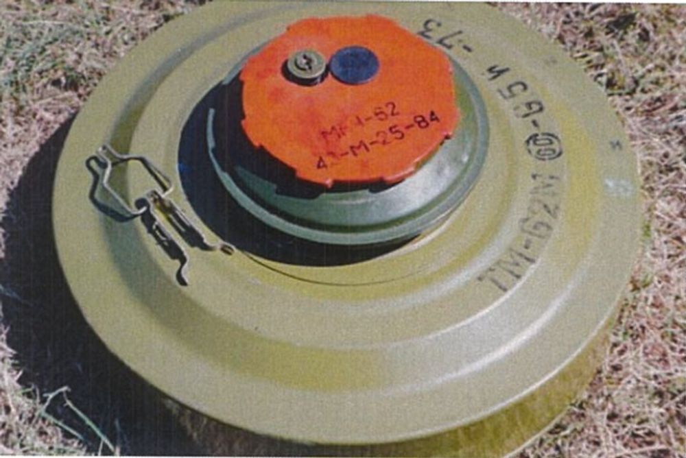 У Дніпрі місцеві мешканці знайшли поблизу заводу ДМЗ протитанкову міну - рис. 1