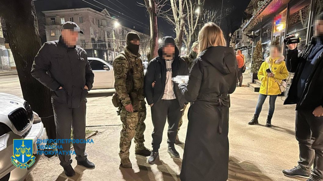 На Дніпропетровщині затримали двох чоловіків, які допомагали ухилянтам тікати з країни