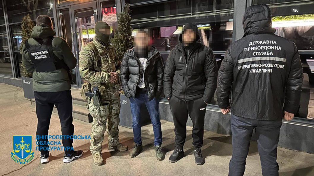 На Дніпропетровщині затримали двох чоловіків, які допомагали ухилянтам тікати з країни