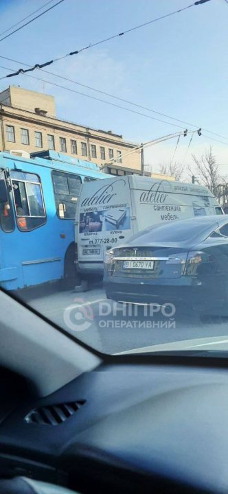 ДТП у середмісті Дніпра: рух тролейбусів ускладнено - рис. 1