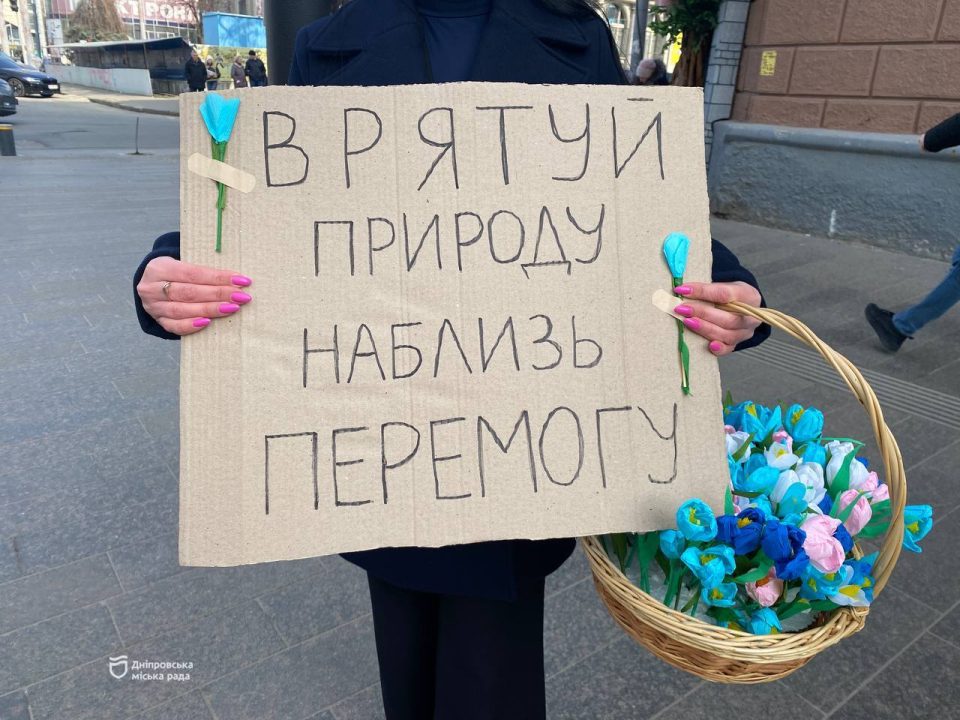 У середмісті Дніпра активісти роздавали псевдопершоцвіти та збирали на допомогу ЗСУ