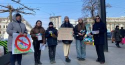 У середмісті Дніпра активісти роздавали псевдопершоцвіти та збирали на допомогу ЗСУ
