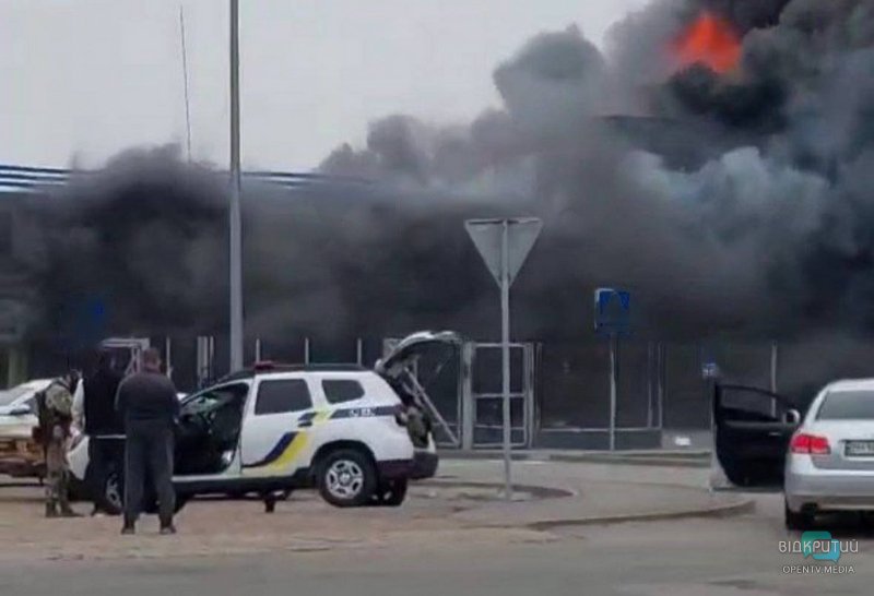 Окупанти поцілили по торгівельному центру в Нікополі, спалахнула пожежа - рис. 1