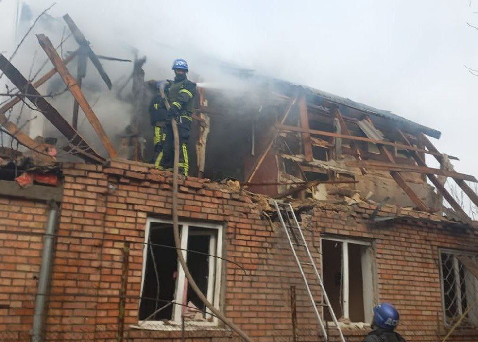 Обстріл торгового центру в Нікополі: вогонь охопив 4 тис. кВ м, обішлося без жертв