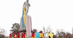 В Днепре для поэтического мероприятия украсили памятник Тарасу Шевченко - рис. 6