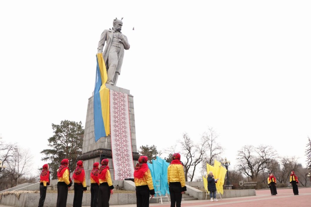 В Днепре для поэтического мероприятия украсили памятник Тарасу Шевченко - рис. 3