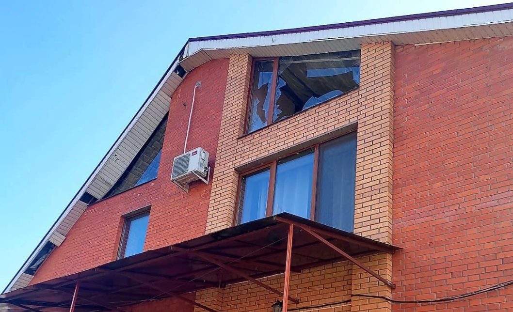Внаслідок ворожого обстрілу Дніпропетровщини постраждала 23-річна дівчина