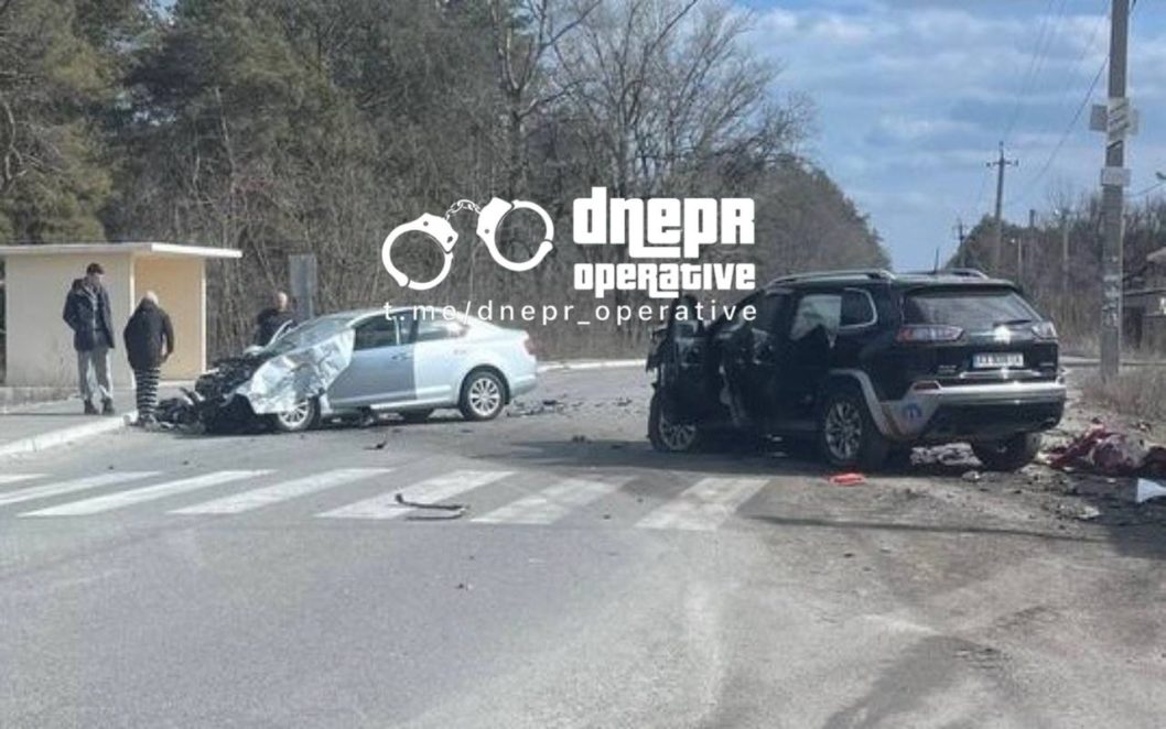 У передмісті Дніпра зіткнулися Jeep та Skoda: є постраждалі, серед них — дитина - рис. 1