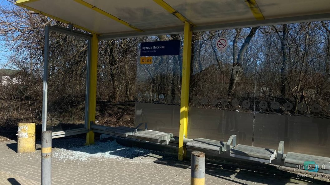 У Дніпрі невідомі розбили скло на зупинці громадського транспорту - рис. 1