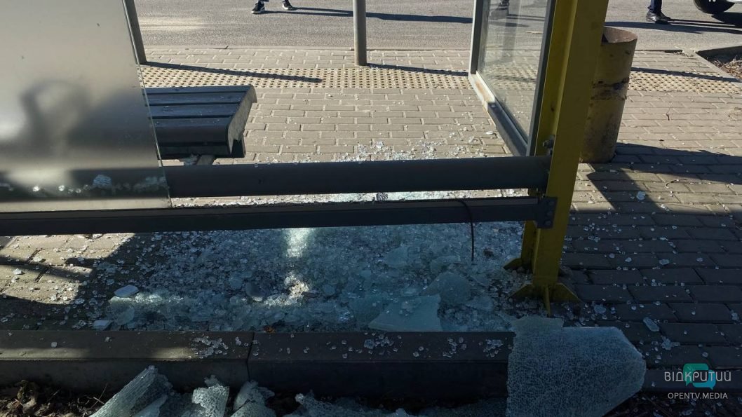 У Дніпрі невідомі розбили скло на зупинці громадського транспорту - рис. 2