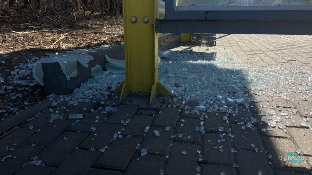 В Днепре неизвестные разбили стекло на недавно обновленной остановке - рис. 2