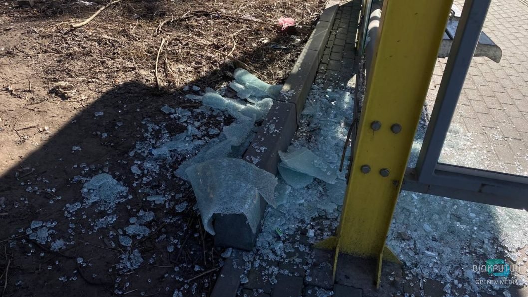 У Дніпрі невідомі розбили скло на зупинці громадського транспорту - рис. 3