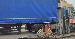 Окупанти атакували дронами-камікадзе заправку у Нікополі: постраждали троє людей - рис. 10