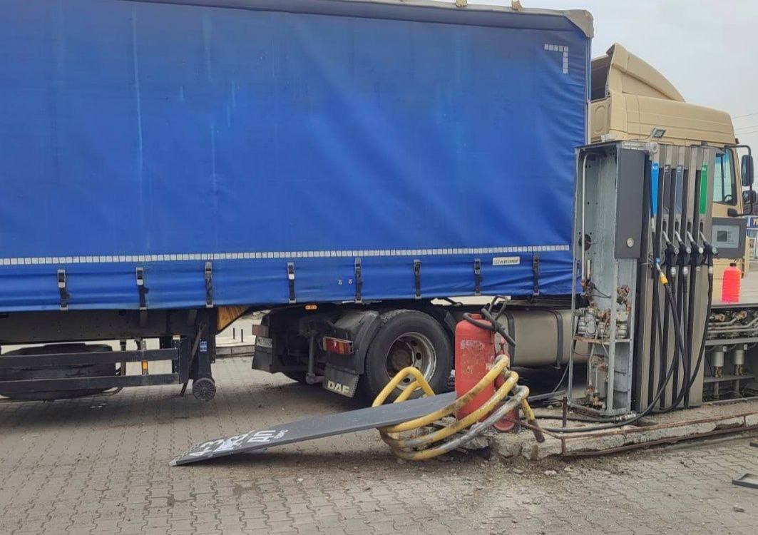 Окупанти атакували дронами-камікадзе заправку у Нікополі: постраждали троє людей - рис. 1