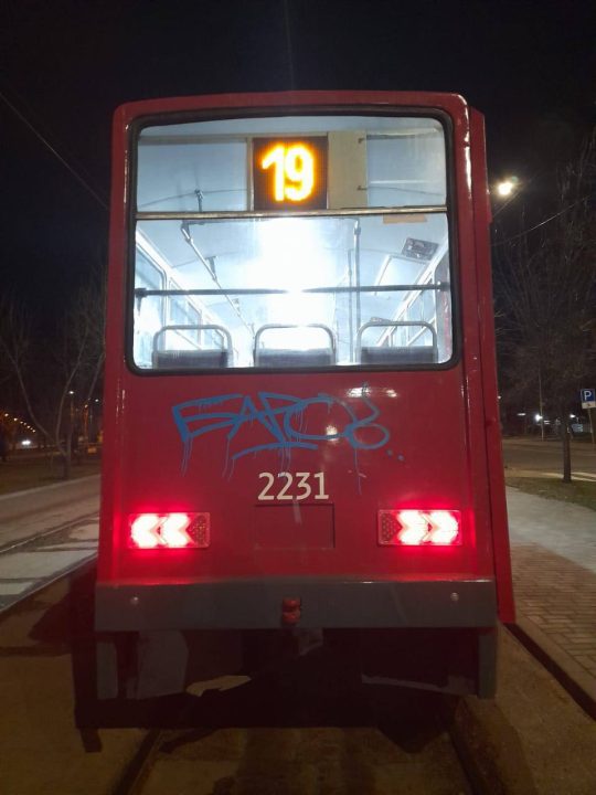 Недавно вышел из ремонта: в Днепре вандалы разрисовали трамвайный вагон - рис. 1