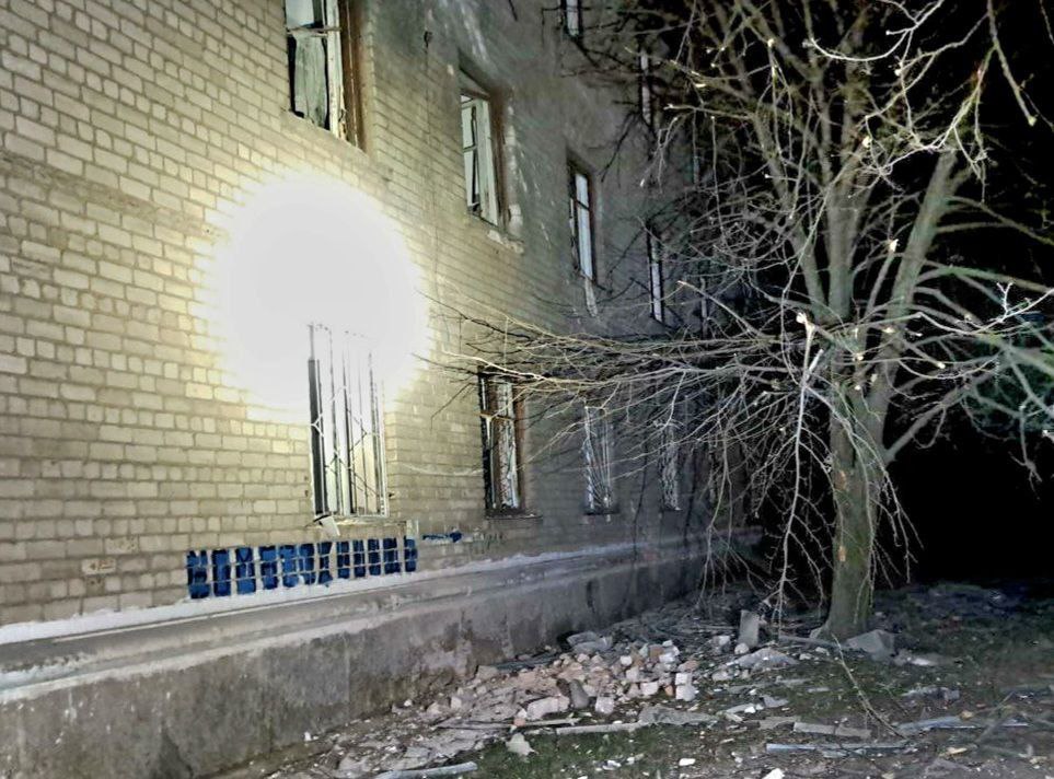 Ночью оккупанты атаковали Никопольщину: поврежден энергетический объект, дома и линии ЛЭП - рис. 1