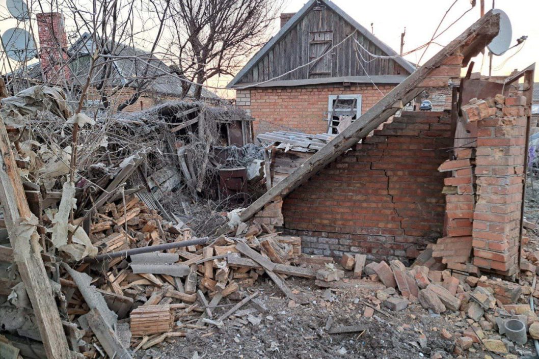 Ночью оккупанты атаковали Никопольщину: поврежден энергетический объект, дома и линии ЛЭП - рис. 2
