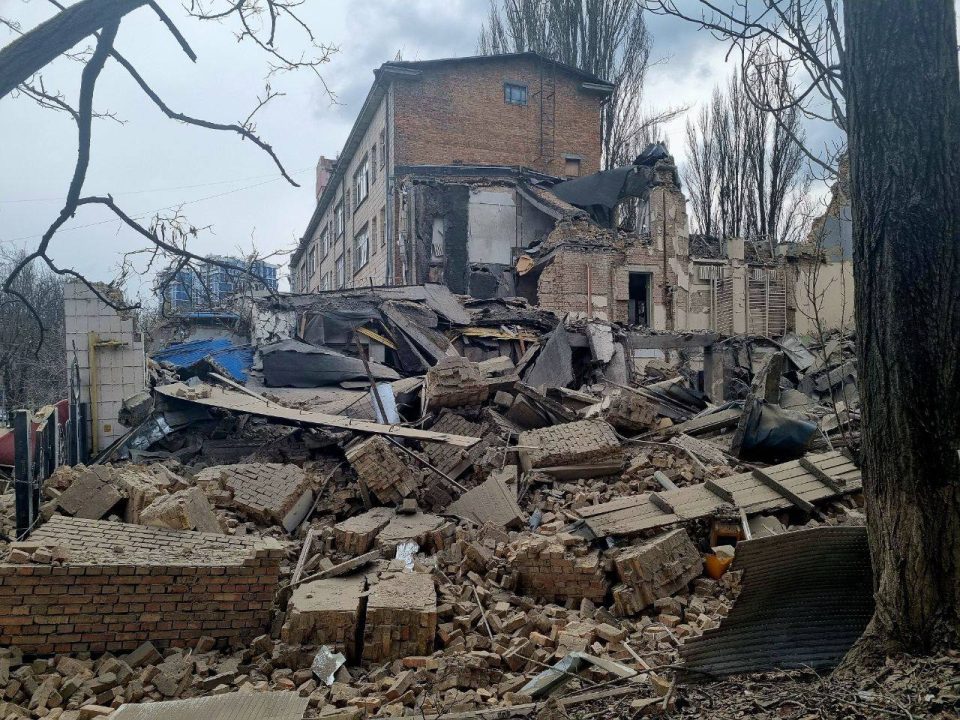 Пошкоджена Академія мистецтв, щонайменше 10 постраждалих, люди можуть бути під завалами: що відомо про ракетний удар по Києву