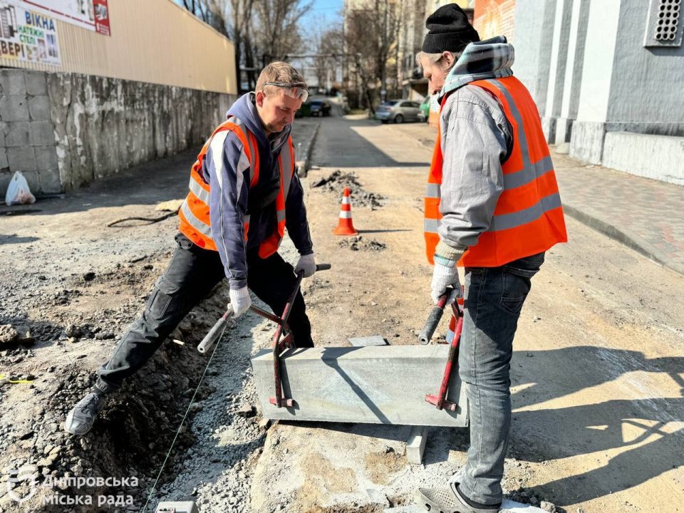 От замены тротуаров до обновления дорожного покрытия: в Днепре приступили к комплексному ремонту улиц - рис. 5