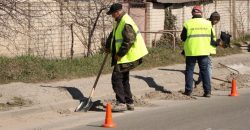 Большая уборка: коммунальщики Днепра активно очищают дороги после зимы - рис. 4