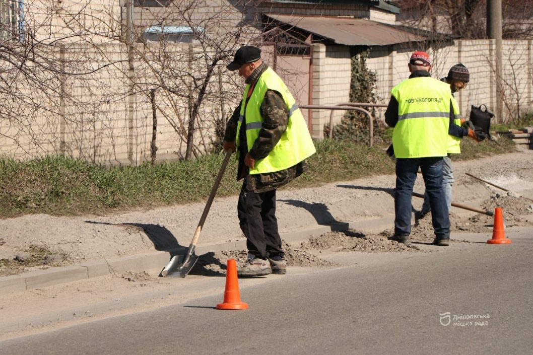 Большая уборка: коммунальщики Днепра активно очищают дороги после зимы - рис. 1