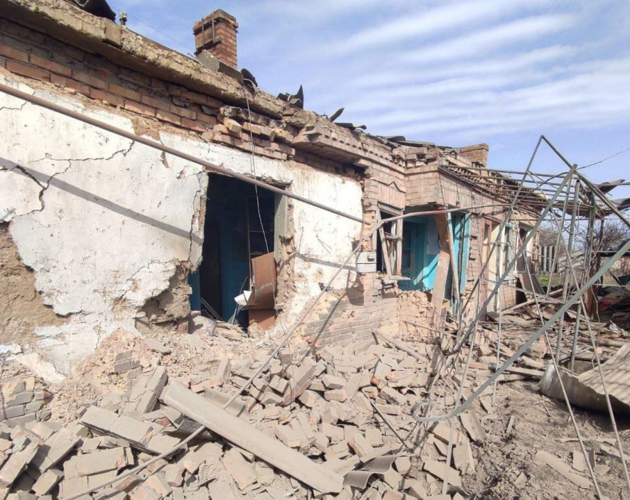 Российские оккупанты 10 раз атаковали Никопольщину: есть масштабные разрушения - рис. 1