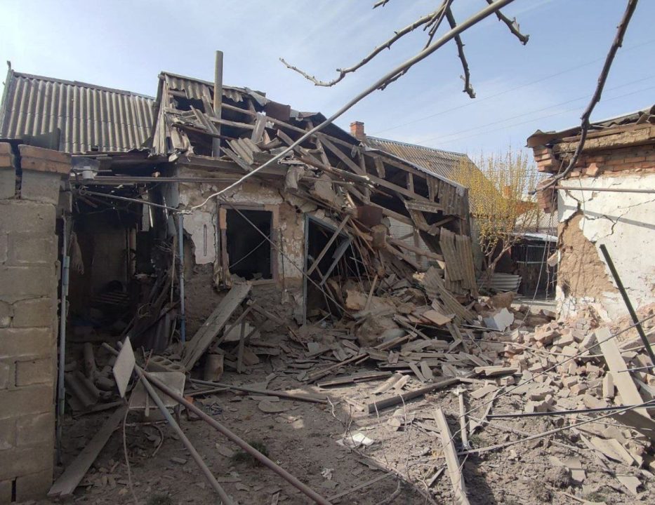 Российские оккупанты 10 раз атаковали Никопольщину: есть масштабные разрушения - рис. 3