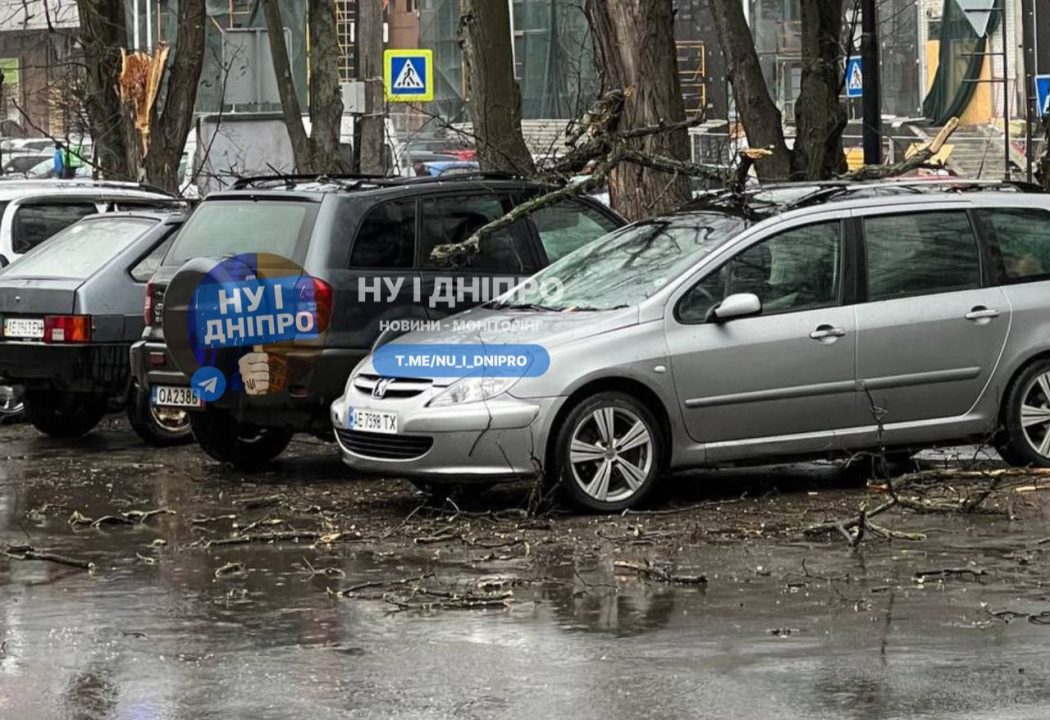 Затоплені вулиці та зламані дерева: Дніпро накрила потужна злива