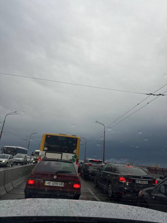 Затоплені вулиці, зламані дерева і ДТП: Дніпро накрила потужна злива - рис. 2