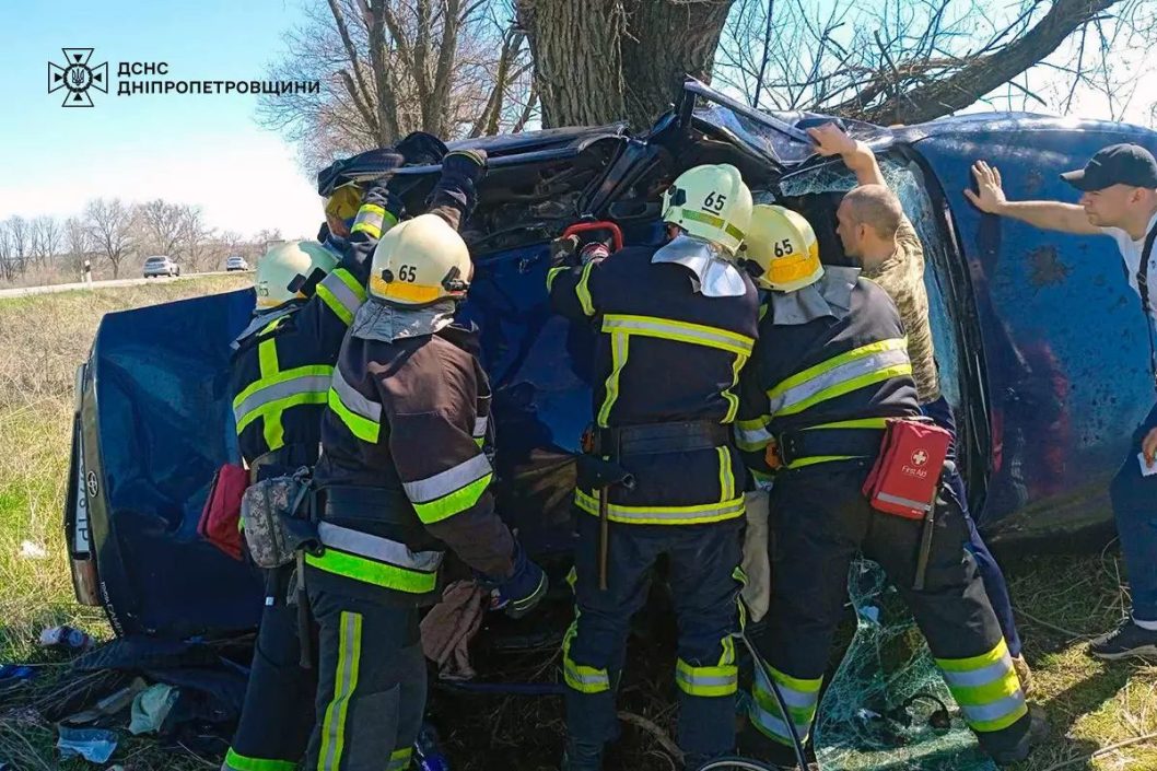 На Днепропетровщине Toyota вылетела в кювет: водителя госпитализировали - рис. 1