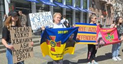 На центральной площади Днепра провели акцию в поддержку украинских военнопленных - рис. 8