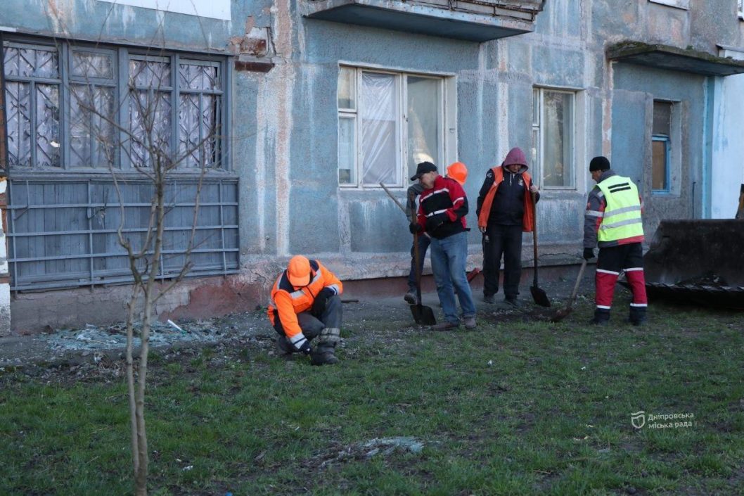 В Днепре продолжают устранять последствия ракетной атаки РФ в домах коммунальной собственности - рис. 3