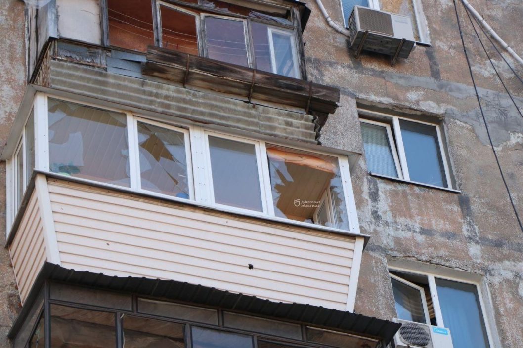 У Дніпрі продовжують усувати наслідки ракетної атаки рф у будинках комунальної власності - рис. 1