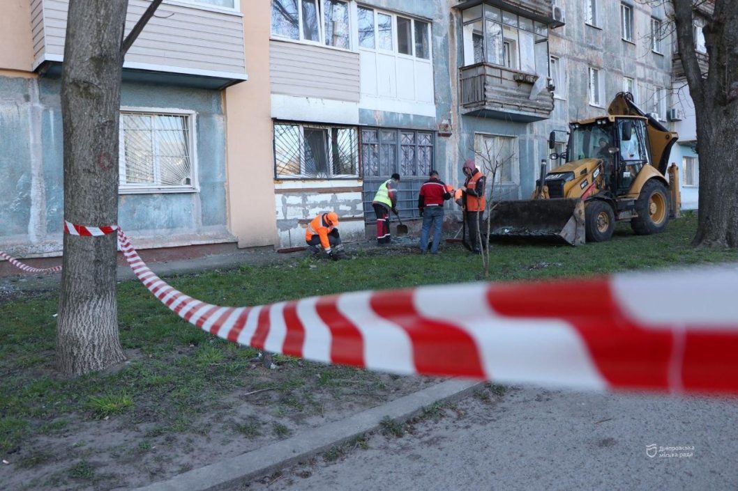В Днепре продолжают устранять последствия ракетной атаки РФ в домах коммунальной собственности - рис. 4