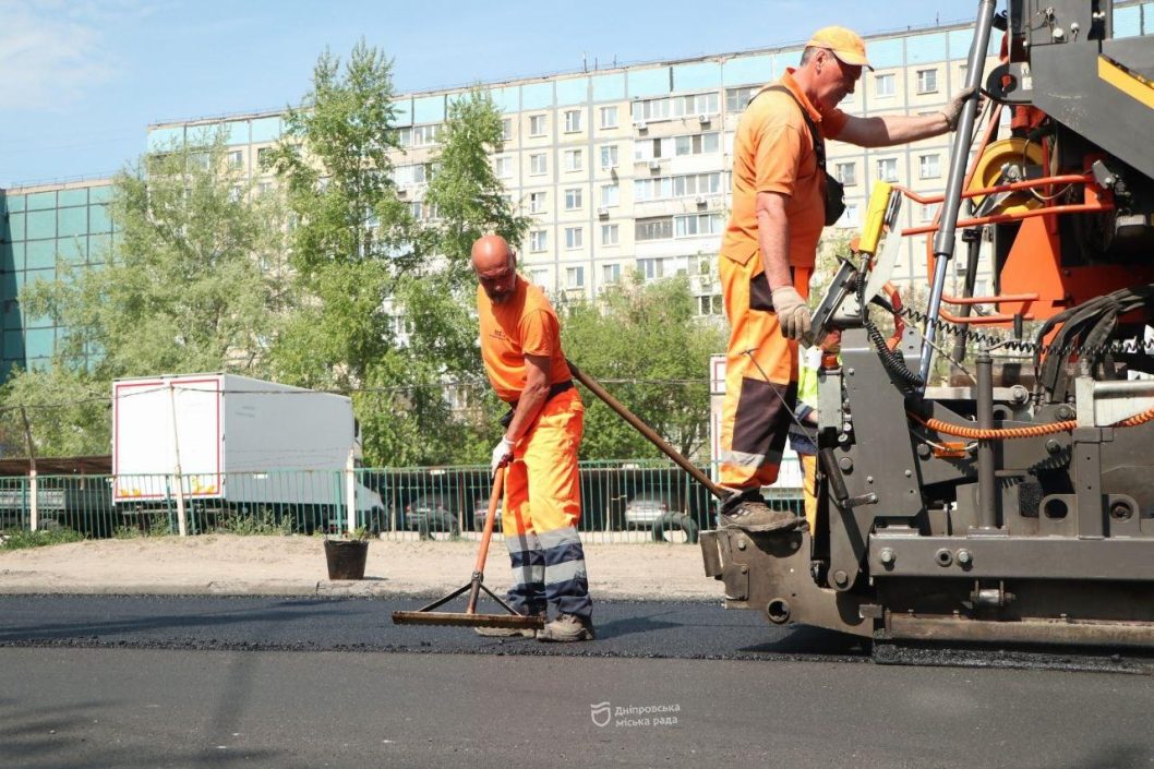 В Днепре на ул. Большой Диевской заканчивают текущий ремонт дороги - рис. 1