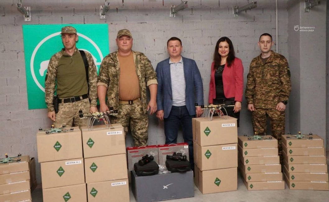 FPV-дрони, тепловізійні приціли, засоби безперебійного звʼязку: чергова партія допомоги захисникам від дніпрян - рис. 1