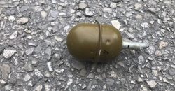 На Днепропетровщине заметили гранату, которую закатали в асфаль - рис. 1