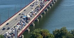 В Днепре возникла большая пробка на Центральном мосту: задерживаются троллейбусы - рис. 9
