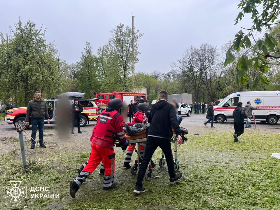 10 загиблих та 20 постраждалих: Зеленський показав фото ракетної атаки росіян по Чернігову