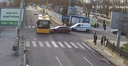 В центре Днепра на перекрестке столкнулись легковушка и автобус с пассажирами - рис. 1