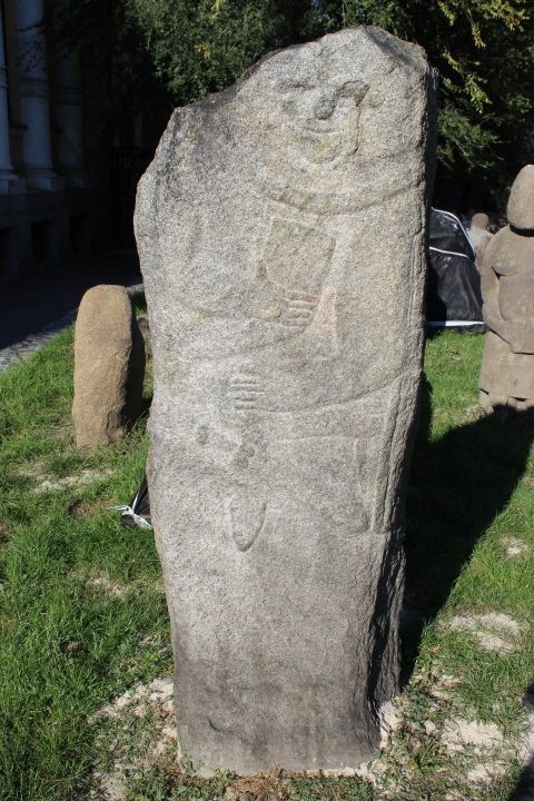 В історичному музеї Дніпра розфарбують «кам'яних баб»